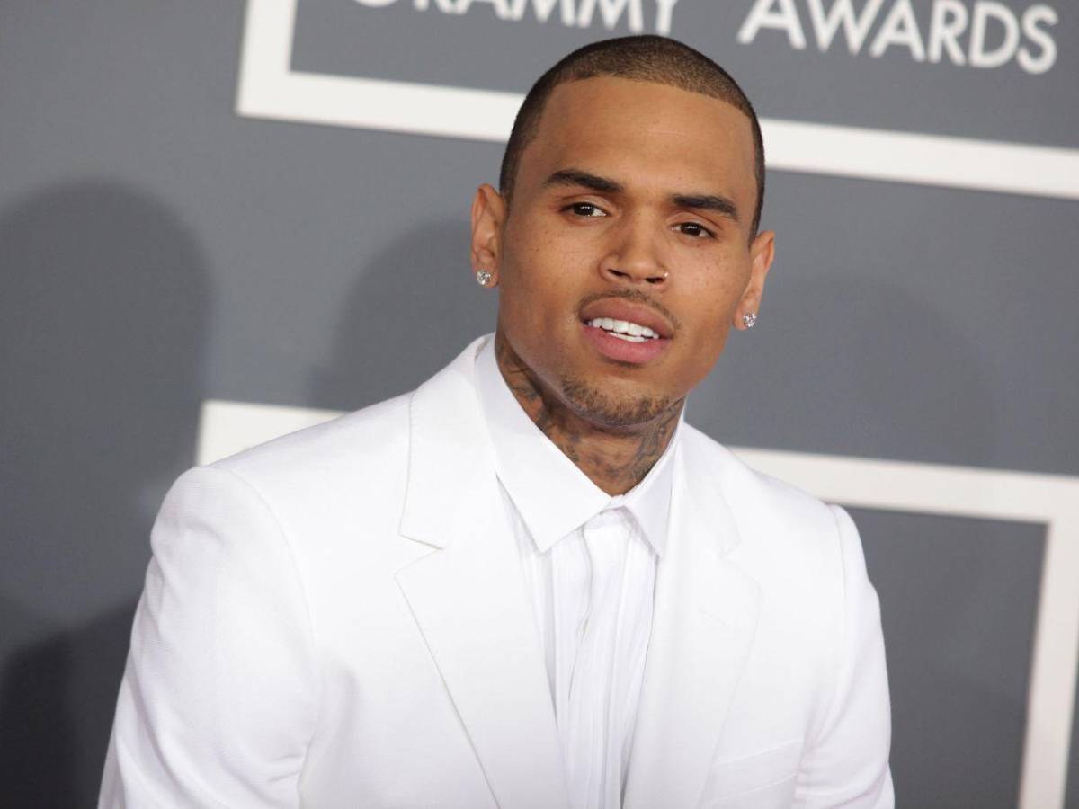 Chris Brown pagará 13 millones a su exempleada tras ataque de su perro