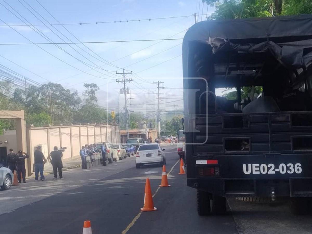 Resguardo policial en tribunal previo a audiencia de Juan Orlando Hernández