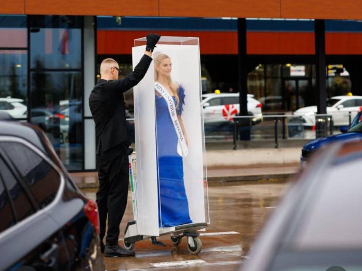 Miss Estonia causa sensación al presentarse como muñeca Barbie rumbo a Miss Universo