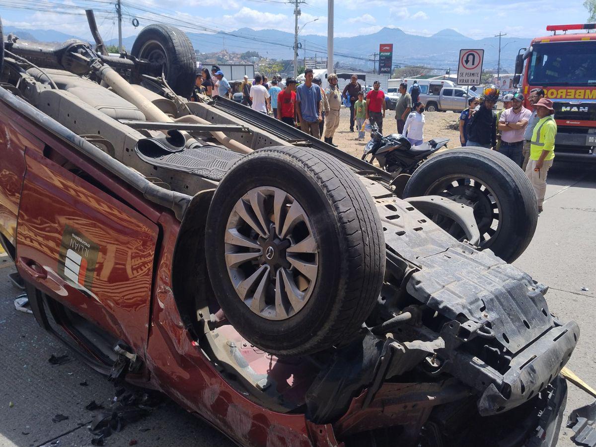 Rastra desenfrenada impacta contra un pick-up: impactantes imágenes del volcamiento