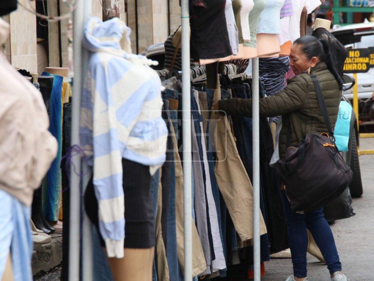 Entre ropa nueva y usada: hondureños buscan los estrenos de fin de año en los mercados