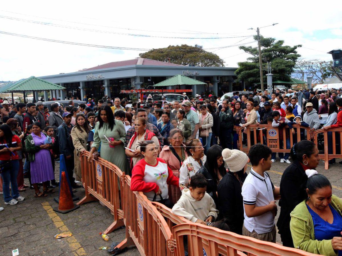 Niños y ancianos a la intemperie: fieles soportan las bajas temperaturas previo a la alborada