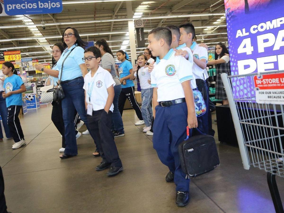 Los héroes ecológicos de Escuelas Amigables llevaron su alegría a Walmart