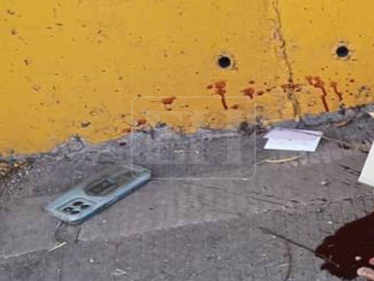 Un celular, unas flores y una nota: escena donde quedó el cuerpo de Winiker Galeas en la vía rápida