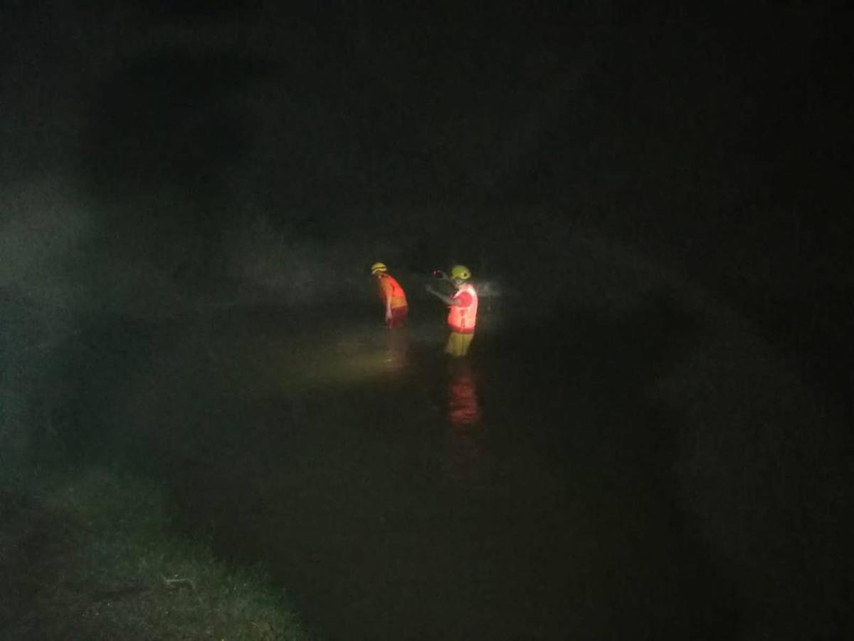 Ahogado muere niño tras caer de la moto de su papá en el río Aguán