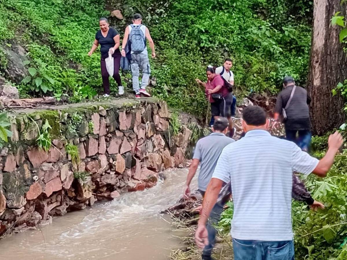 Se llevó toda la calle: así es el enorme socavón que mantiene sin paso a la Reynel Fúnez
