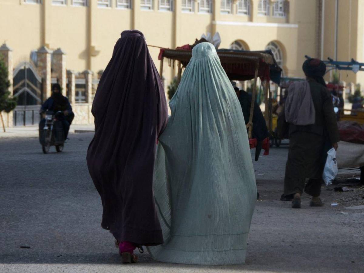Talibanes ordenan a las afganas que usen en público un velo que les cubra cuerpo y rostro