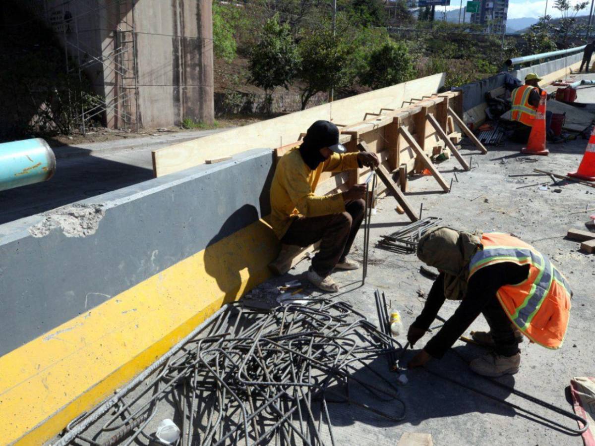 Realizan trabajos de restauración en el puente a desnivel Juan Manuel Gálvez Realizan trabajos de restauración en el puente a desnivel Juan Manuel Gálvez