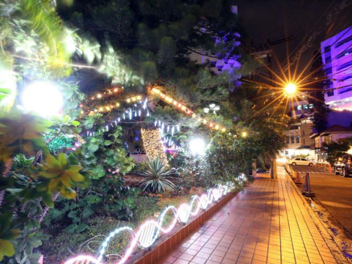 Luces navideñas llenan de magia y color la capital de Honduras