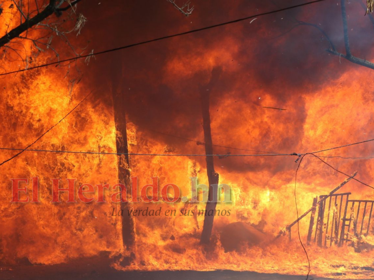 “Apagaba una parte, pero se prendía otra”: Pavoroso incendio deja en la calle a una familia en la capital