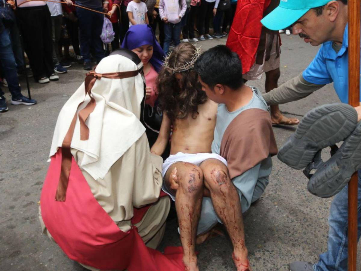 En Fotos: la agonía en la crucifixión de Jesús durante el Vía Crucis de Viernes Santo