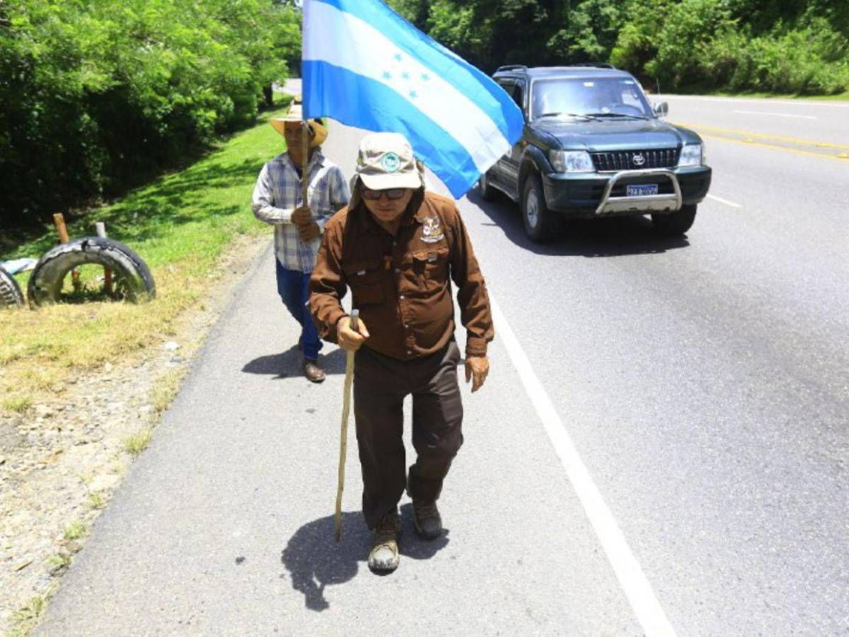Padre Leopoldo sigue su camino a la capital por la democracia y el diálogo