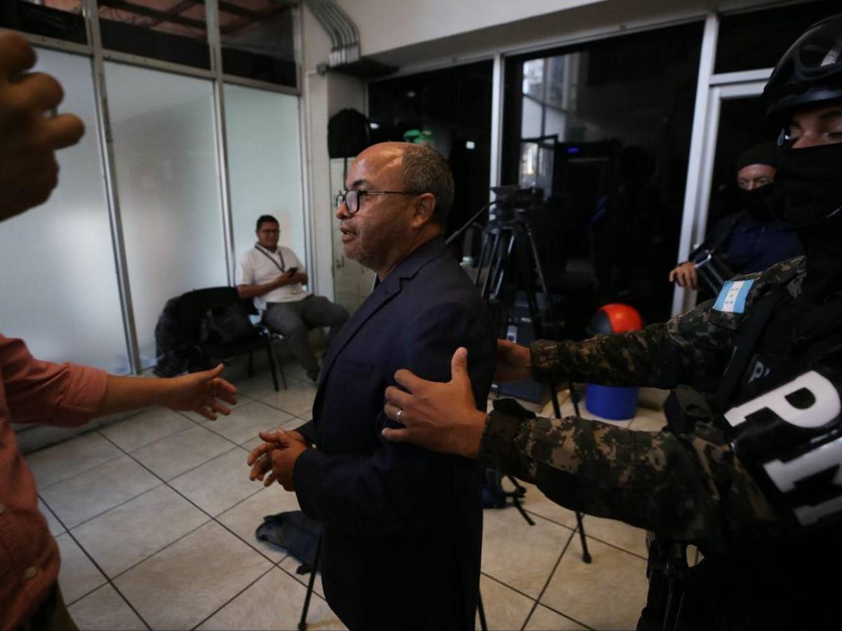 Saludando y sin brindar declaraciones, así llegó Juan Carlos Canales a los Juzgados