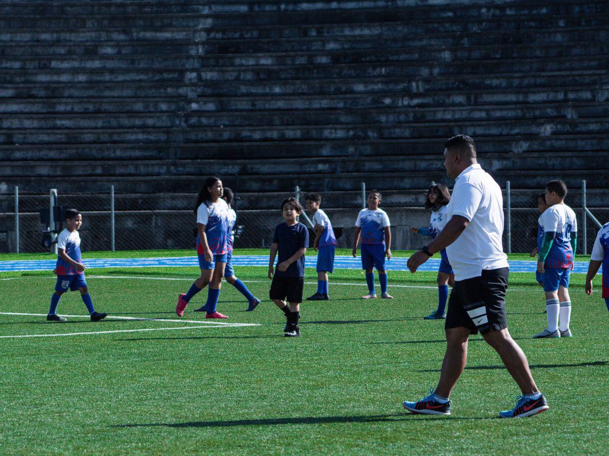 Los jóvenes entrenan por las mañanas en el imponente Roberto Suazo Córdova de La Paz.