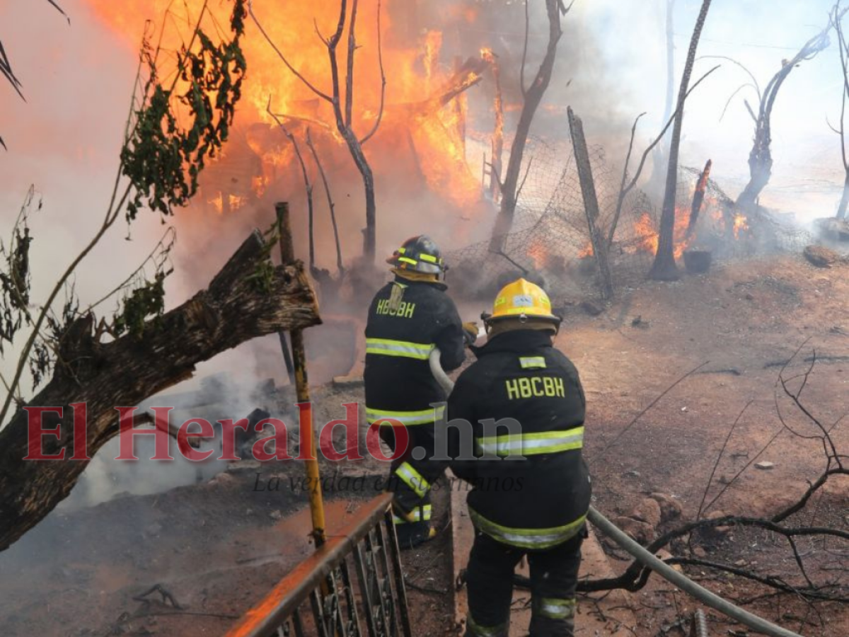 “Apagaba una parte, pero se prendía otra”: Pavoroso incendio deja en la calle a una familia en la capital