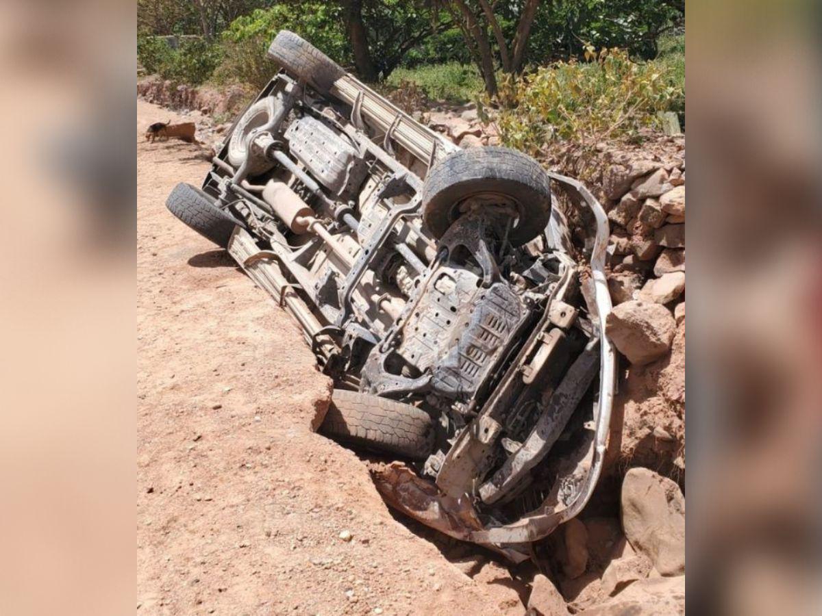 Según los informes preliminares, el vehículo sufrió un volcamiento y terminó en una cuneta, dejando a las víctimas atrapadas y heridas.