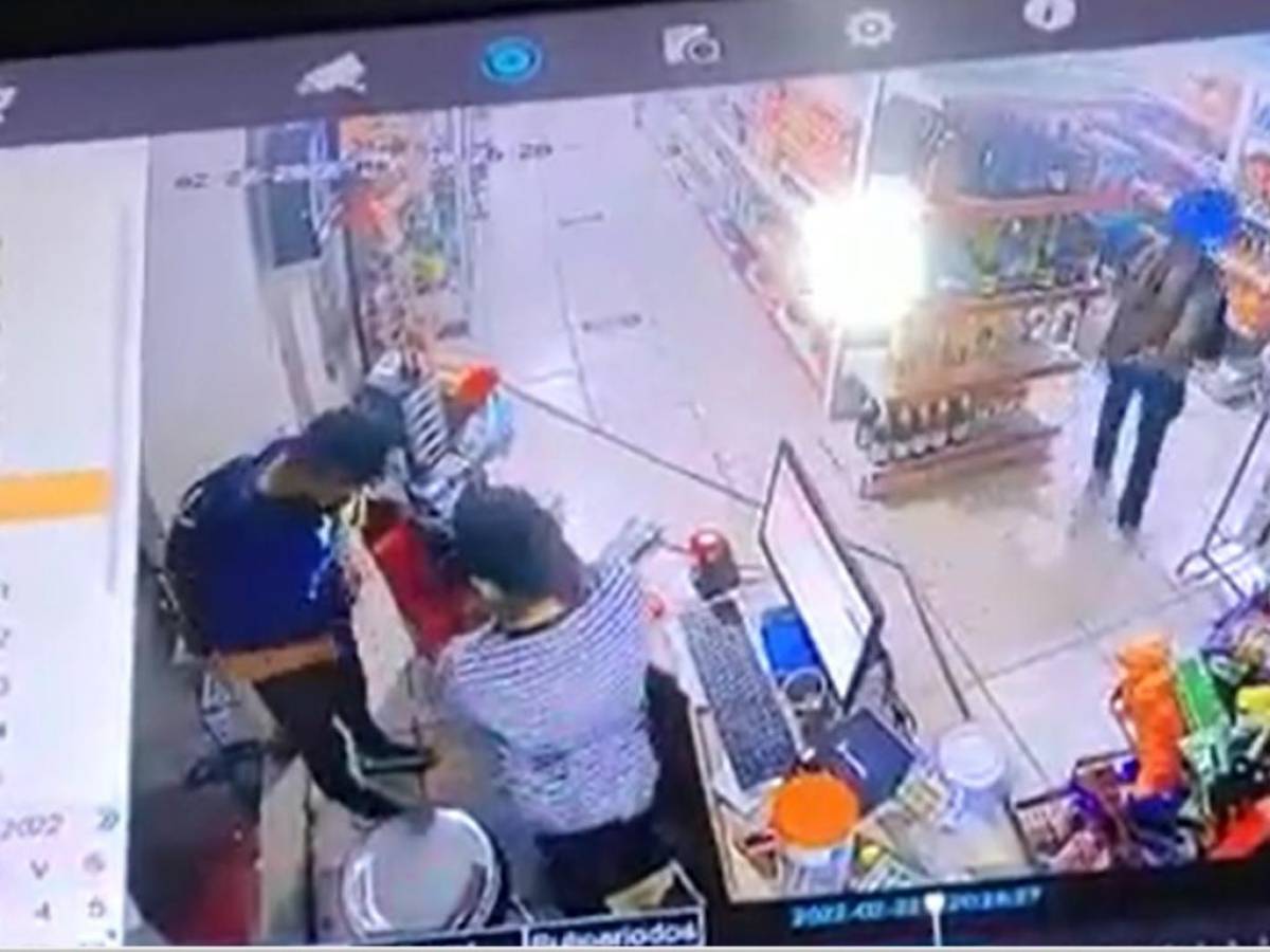 VIDEO: Captan a hombres asaltando mercadito en Santa Bárbara; dos eran militares