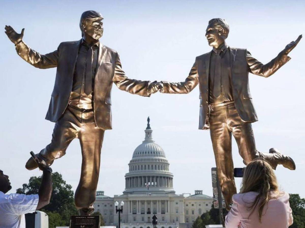 Estatua de Trump y Epstein imitando escena de Titanic se vuelve viral
