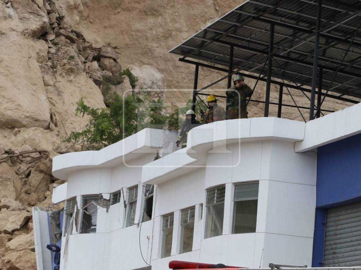 Bajo escombros queda bodega incendiada tras derrumbe de cerro en el anillo periférico