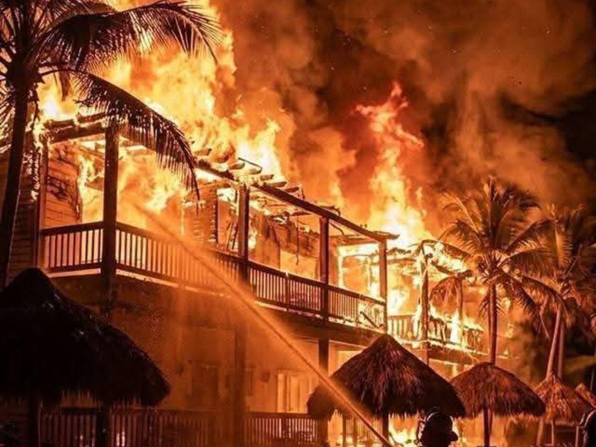 FOTOS: En medio de escombros queda famoso hotel de Roatán tras incendio