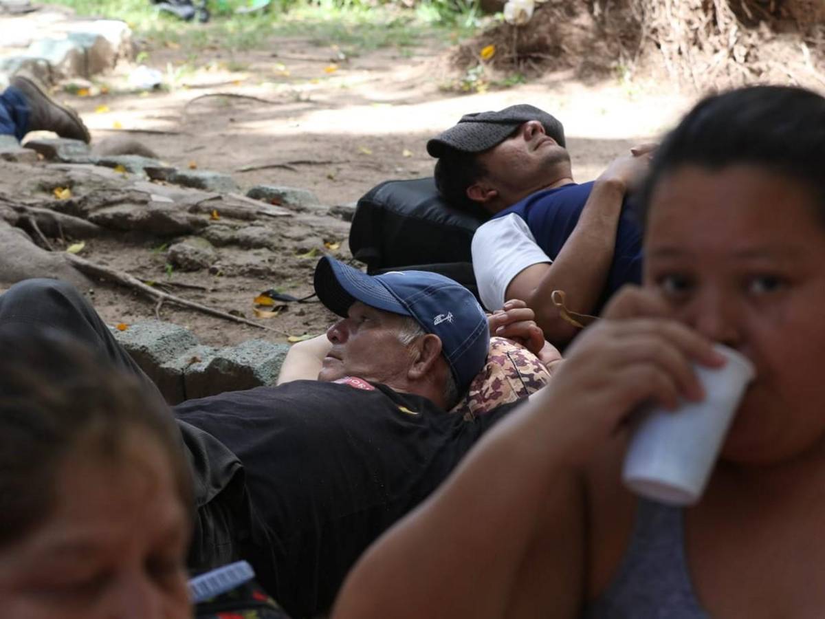 Cansados y sin respuesta: afectados por Koriun permanecen en bajos del Congreso Nacional