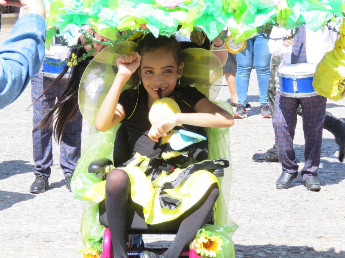 Niños con talentos diversos brillan en los desfiles patrios con entusiasmo y alegría