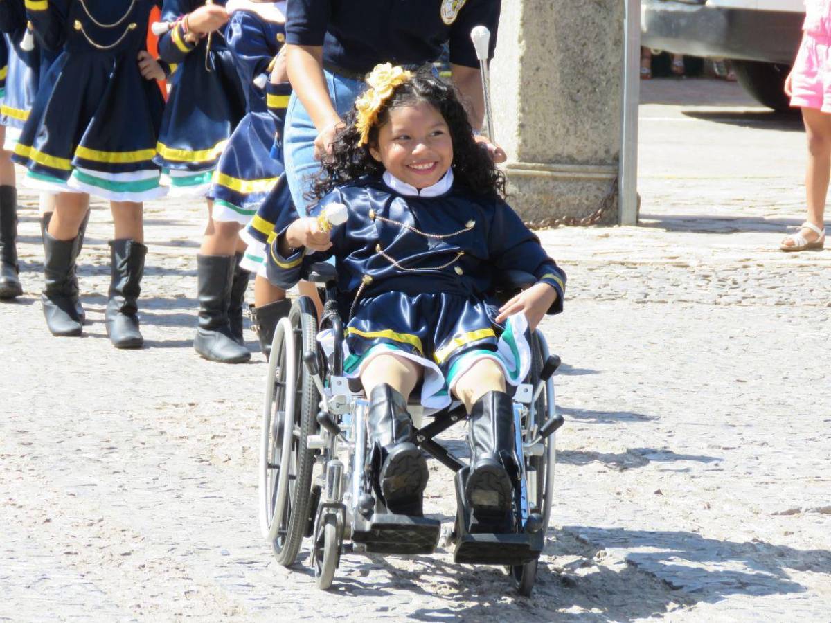 Niños con talentos diversos brillan en los desfiles patrios con entusiasmo y alegría