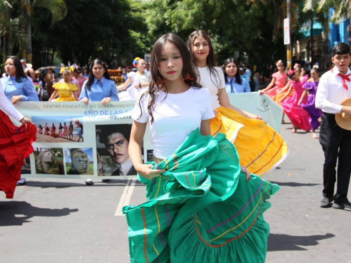 Niños con talentos diversos brillan en los desfiles patrios con entusiasmo y alegría