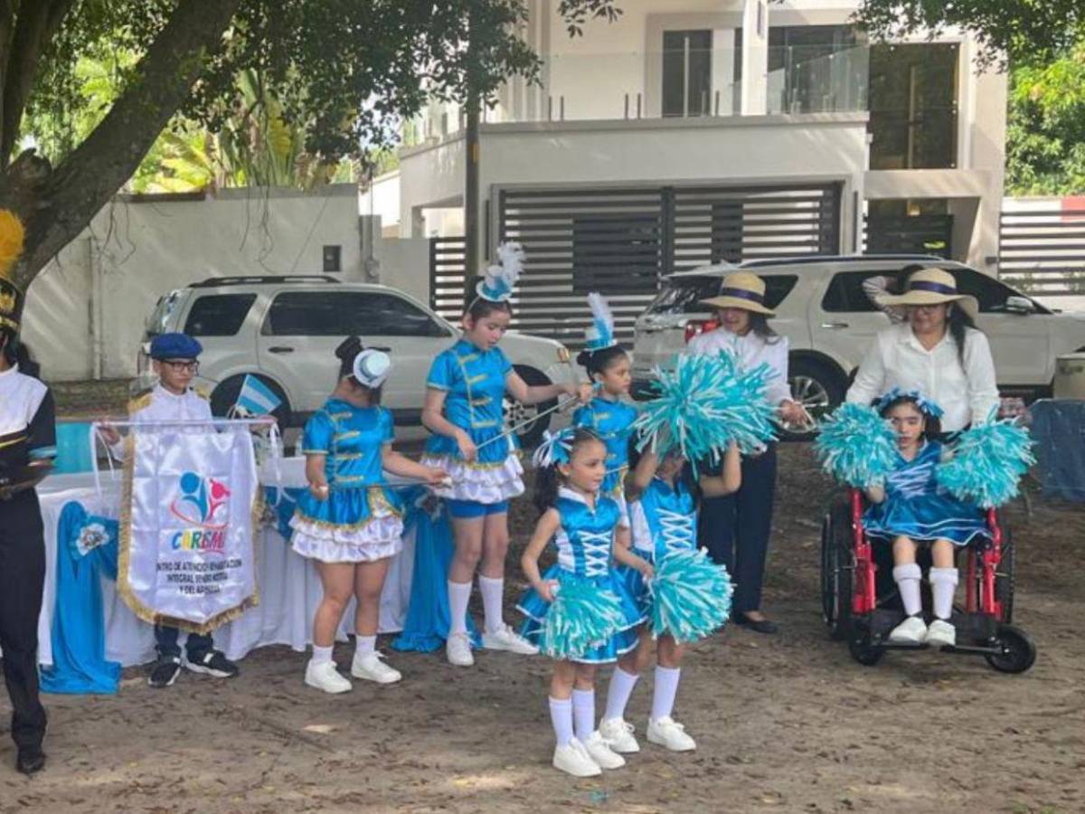 Niños con talentos diversos brillan en los desfiles patrios con entusiasmo y alegría