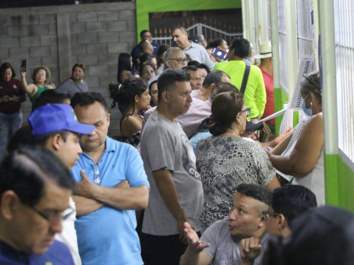 ¡A oscuras y cansados! Miles de hondureños se mantienen en centros de votación que abrieron tarde