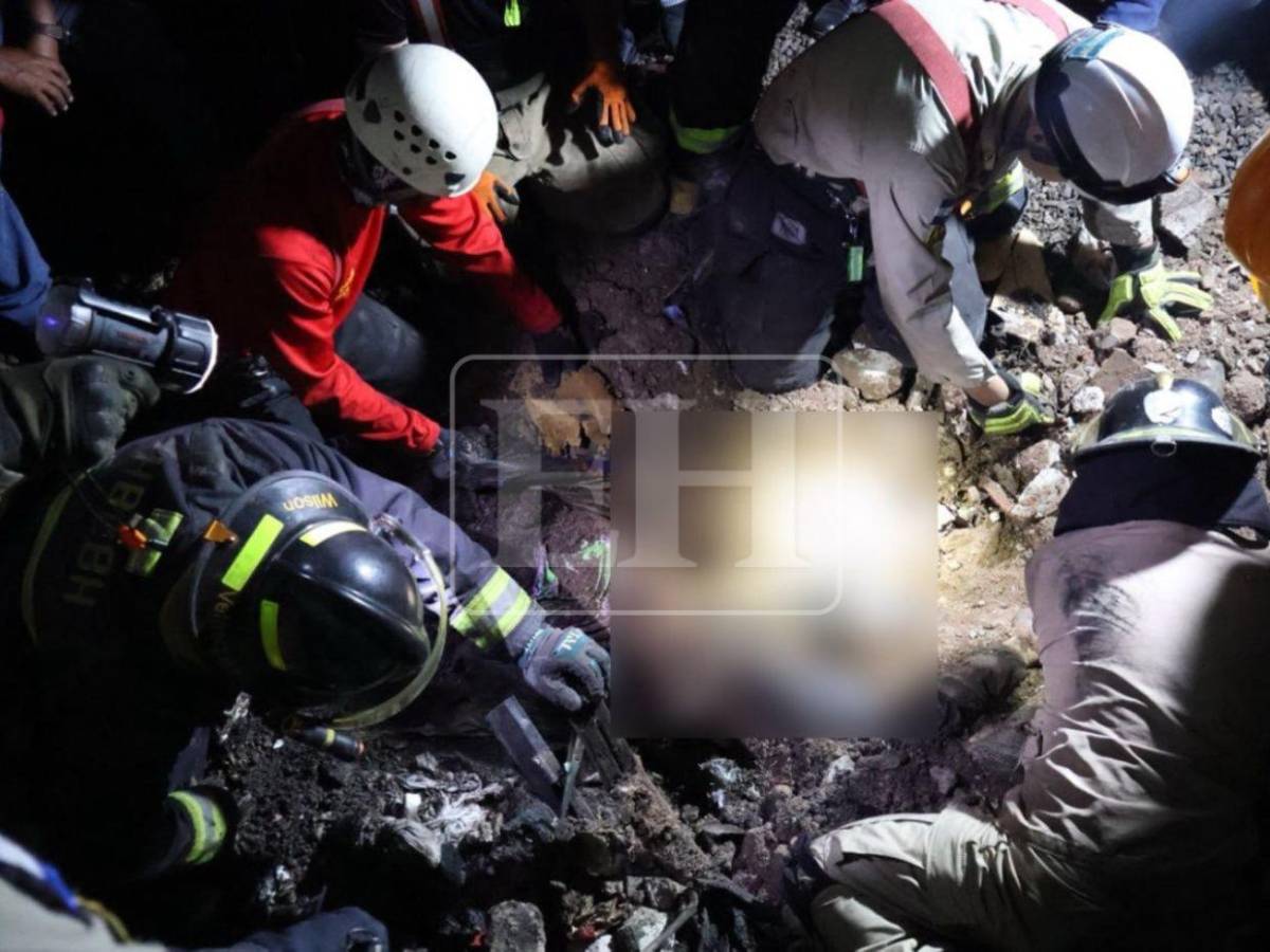 Totalmente carbonizado: Momento en que remueven el cuerpo del conductor de volqueta en Villa Nueva