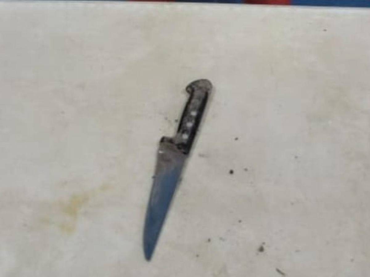 En la detención la policía le decomisó al presunto asesino un puñal con manchas de sangre.