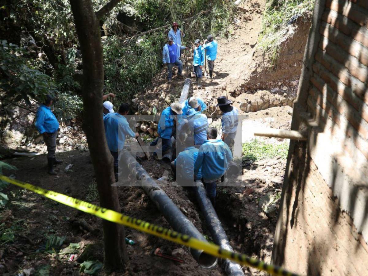 Avanzan obras en la colonia Reynel Fúnez ante socavón por colapso de caja puente