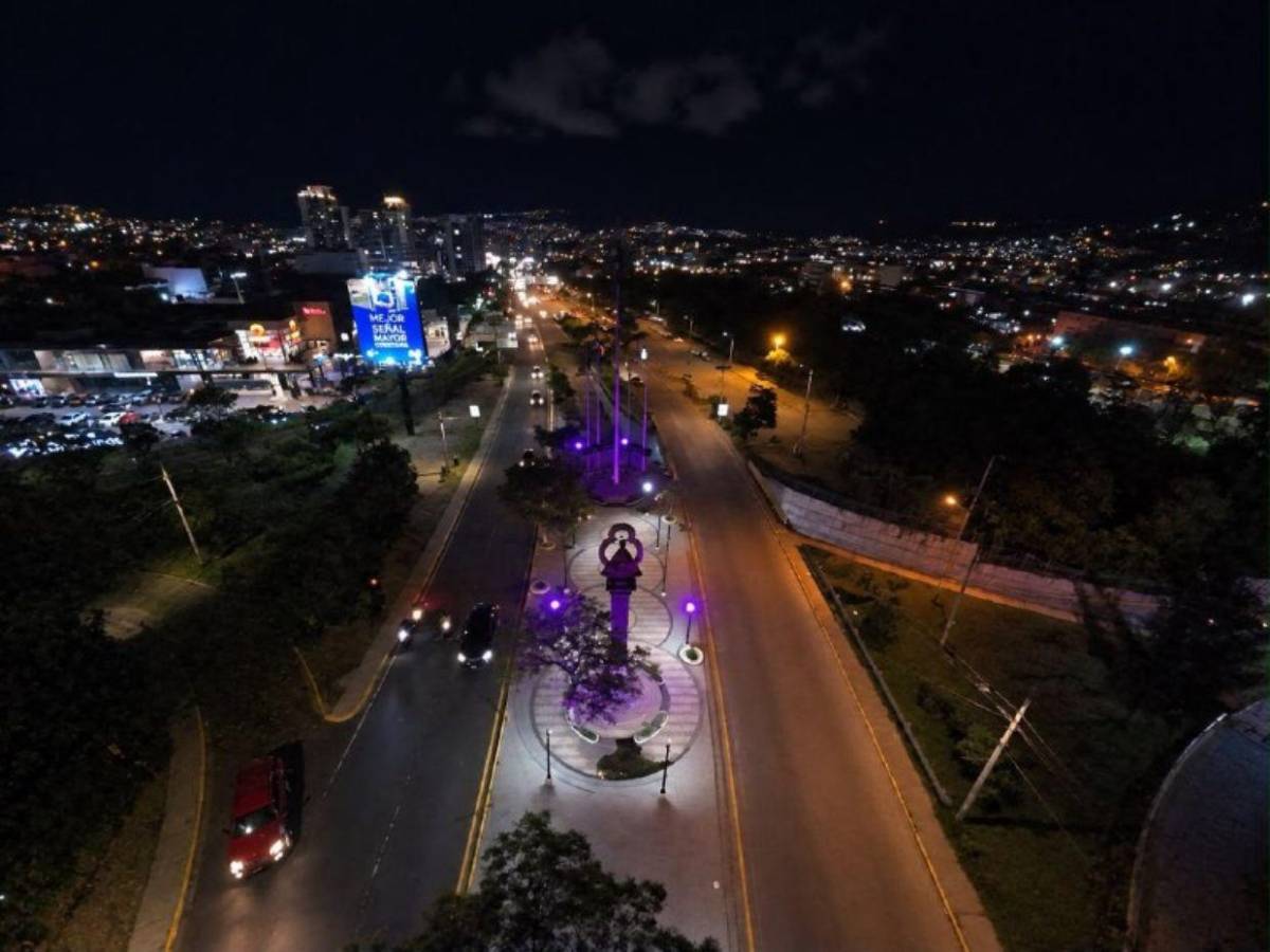 Cáncer de mama: siete plazas de la capital se iluminan de rosa en octubre