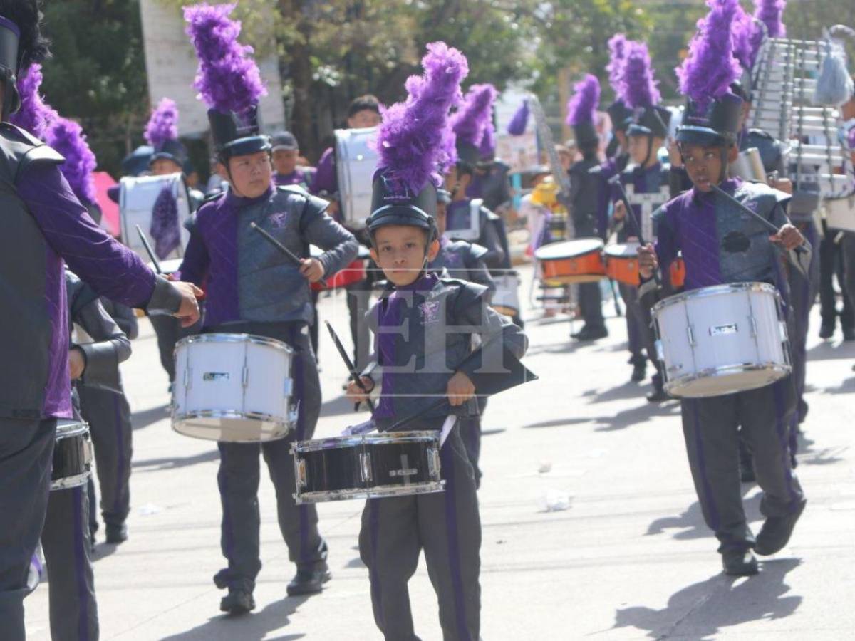 Bandas y palillonas engalanan los desfiles escolares en Tegucigalpa