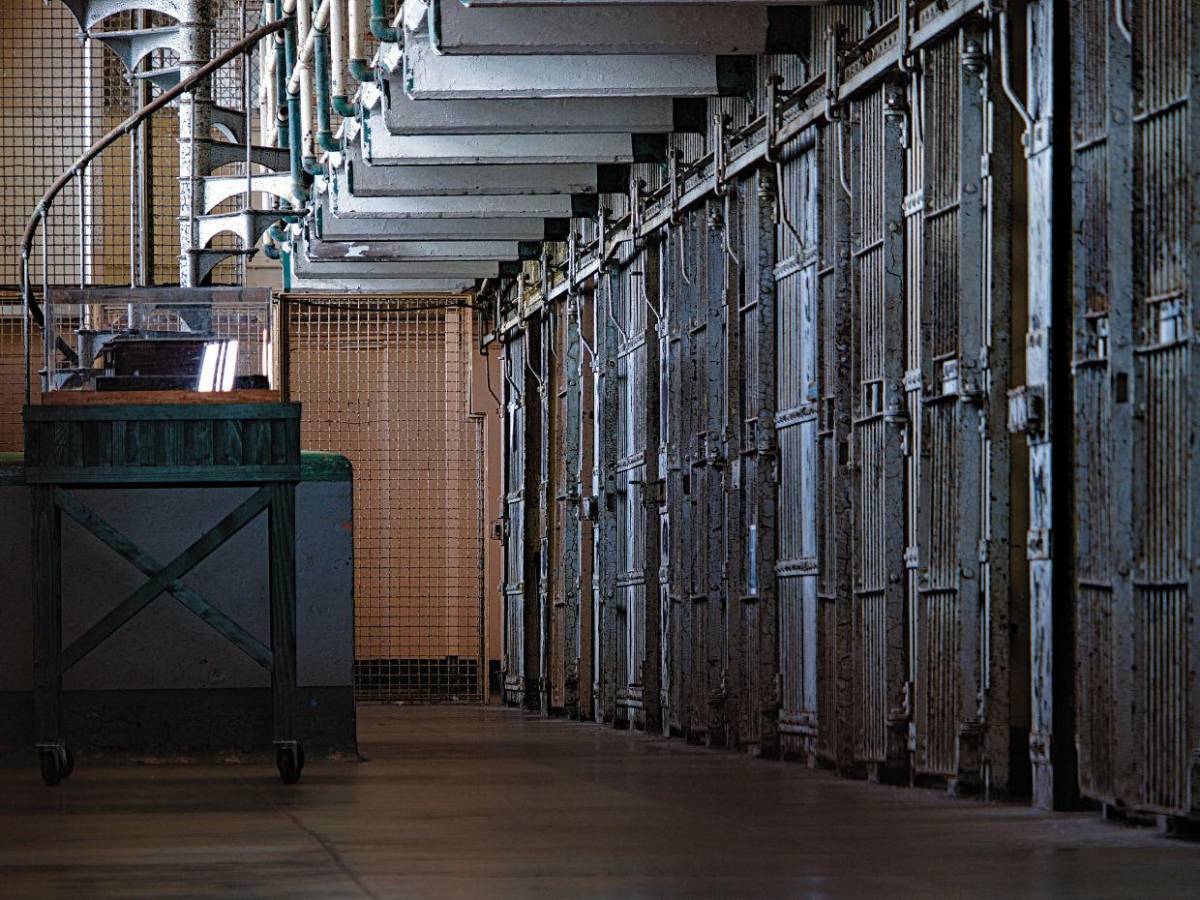 Abusaba de ella mientras la grababa: detienen a hombre por drogar a esposa durante 10 años