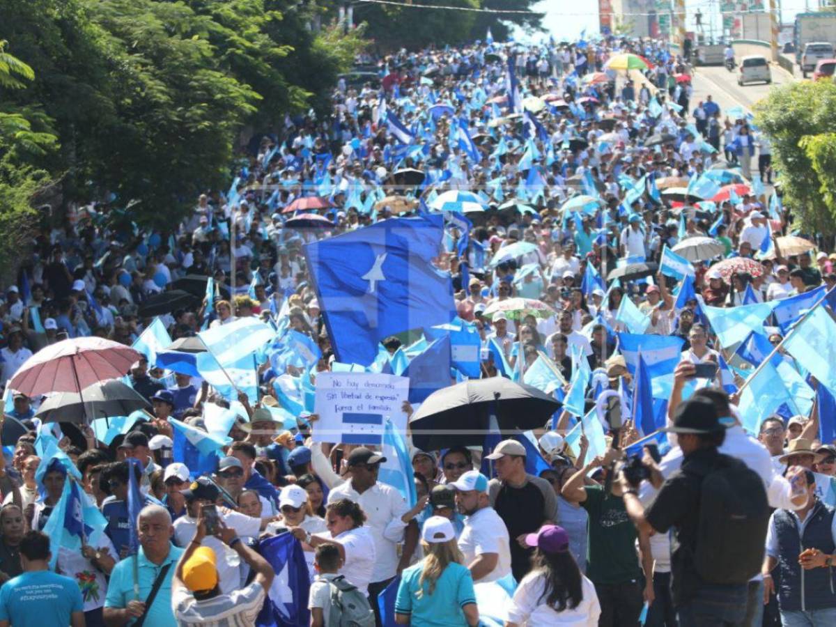 Por la libertad y la democracia, cientos de simpatizantes llegan a la movilización del Partido Nacional