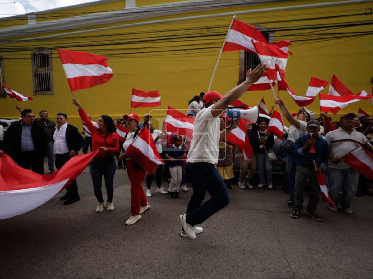 Exigen transparencia y voto por voto: liberales protestan en las afueras del CNE