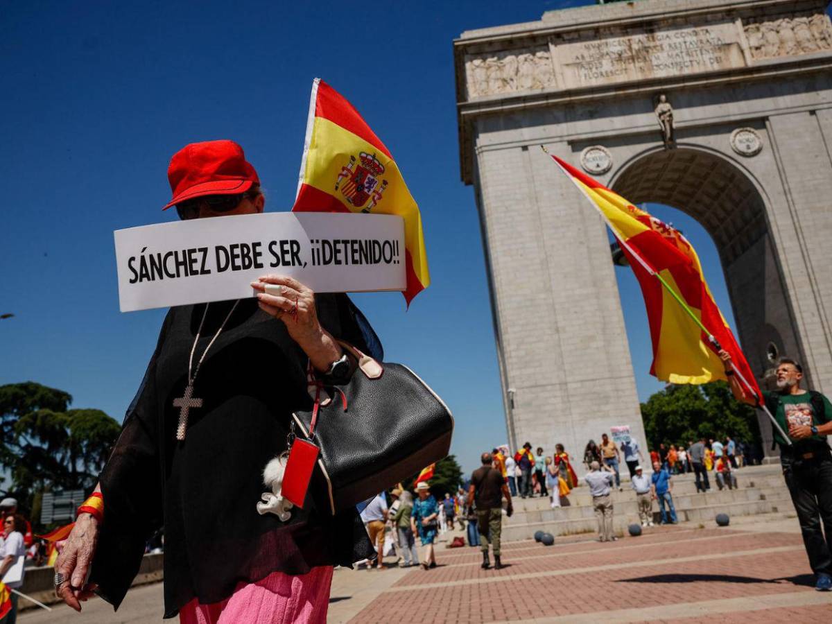No es un gobierno, es una mafia: Manifestantes piden la dimisión del presidente Pedro Sánchez