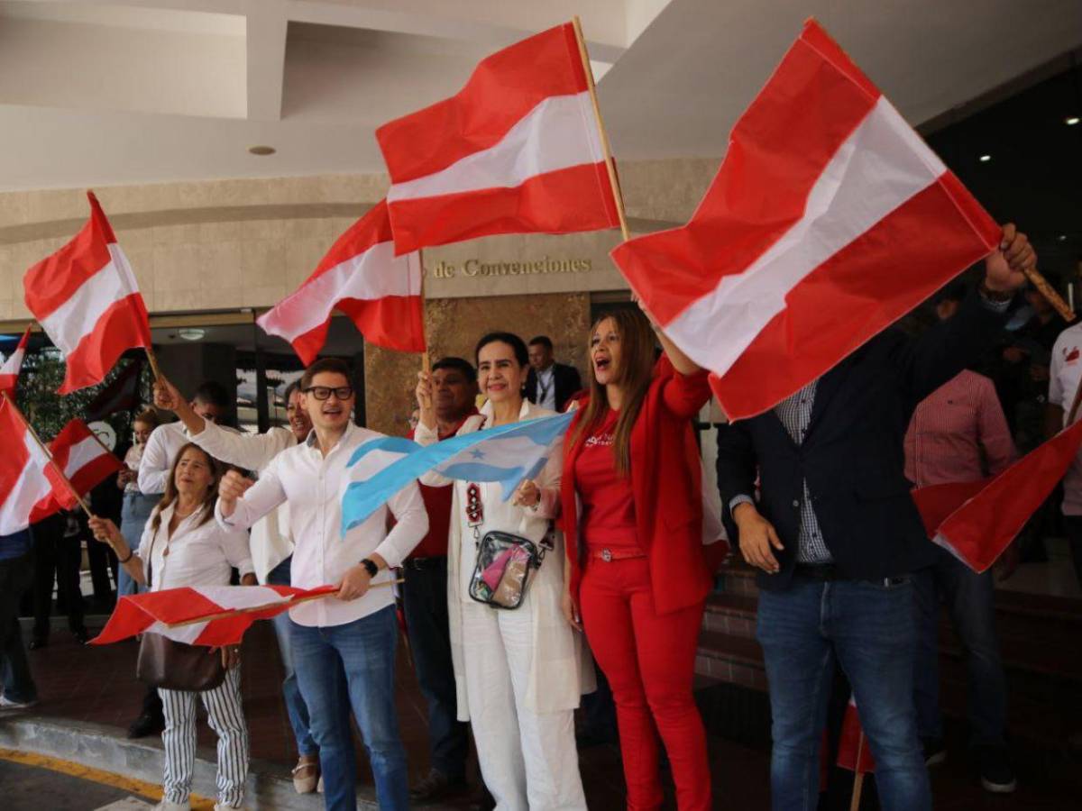 Líderes y simpatizantes liberales y nacionalistas llegan a respaldar a consejeras del CNE Líderes y simpatizantes liberales y nacionalistas llegan a respaldar a consejeras del CNE