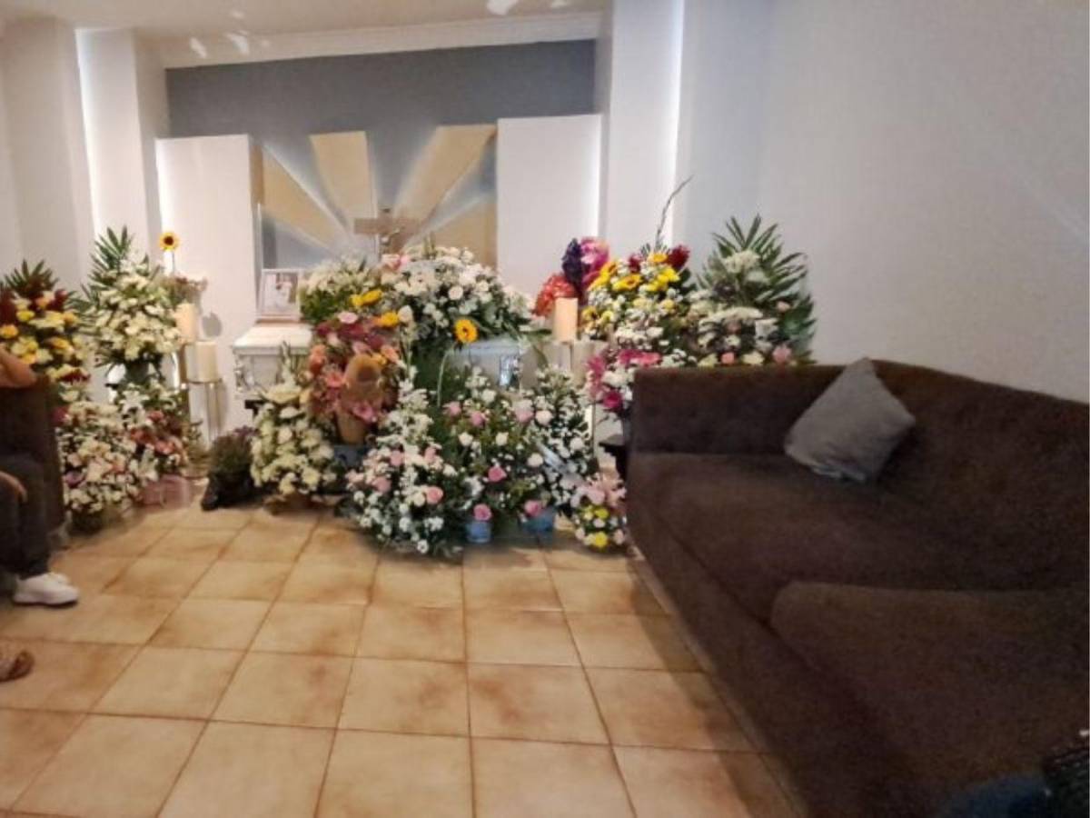 Rodeada de flores y con fotos: velan a Leyreth Aguilar, víctima del accidente en Villa Nueva