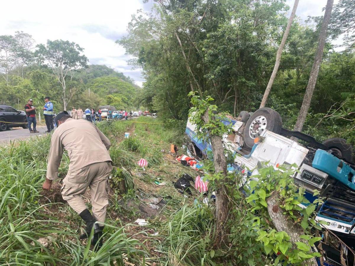 FOTOS: Cuerpos sin vida atrapados y personas heridas deja fatal accidente en Yoro