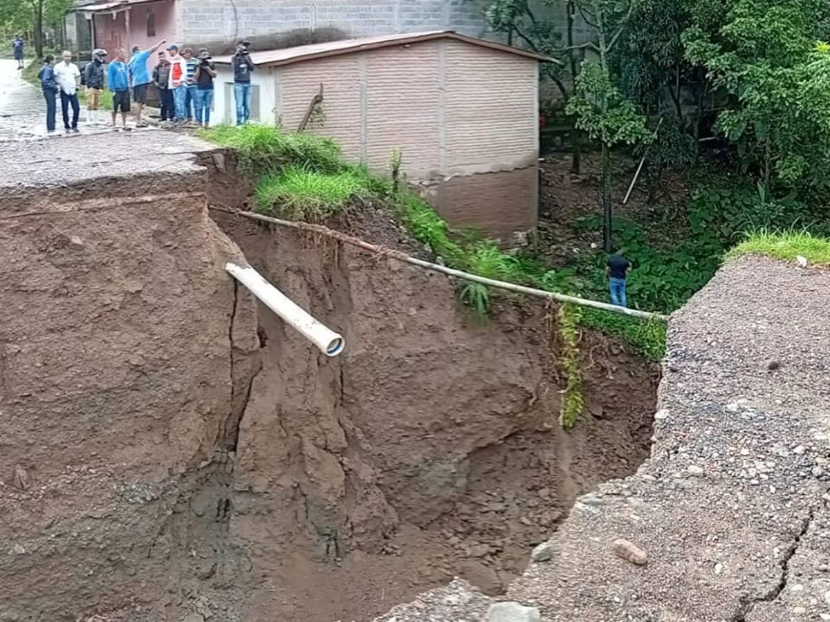 Se llevó toda la calle: así es el enorme socavón que mantiene sin paso a la Reynel Fúnez