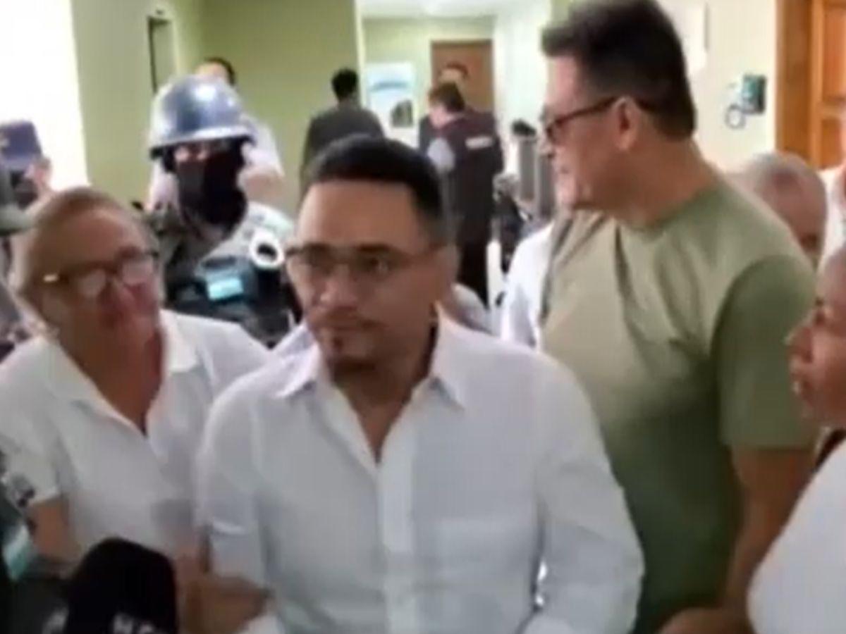 Familiares lo esperaban alegre afuera de los juzgados.