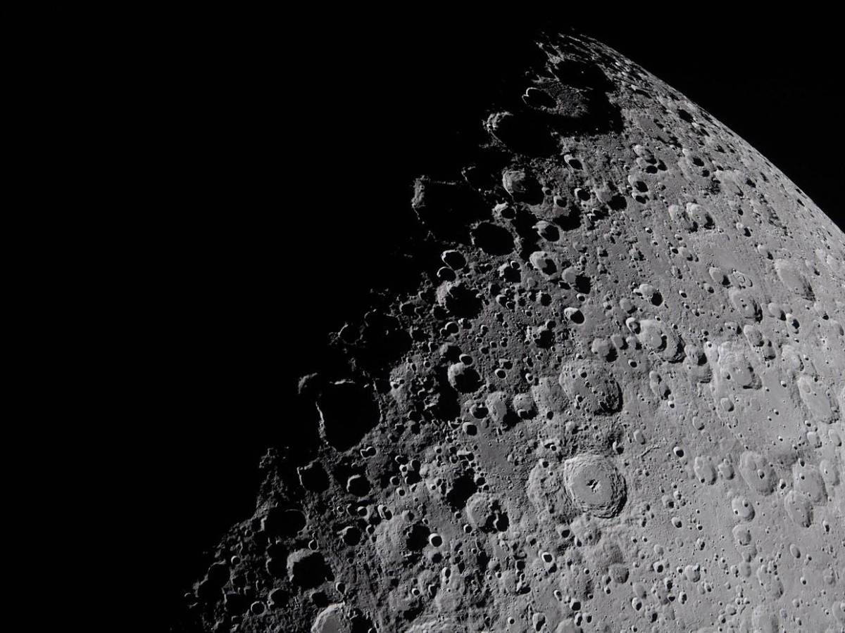 ¿Qué significan las fotografías de la Luna con colores en su superficie?