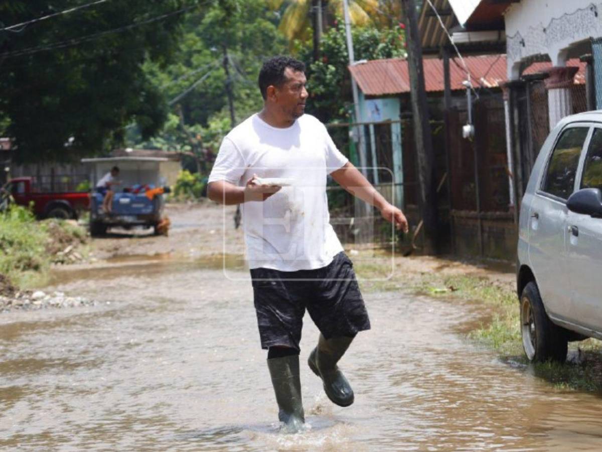 Casas llenas de lodo: ciudadanos en Santa Cruz de Yojoa hacen limpieza tras inundaciones