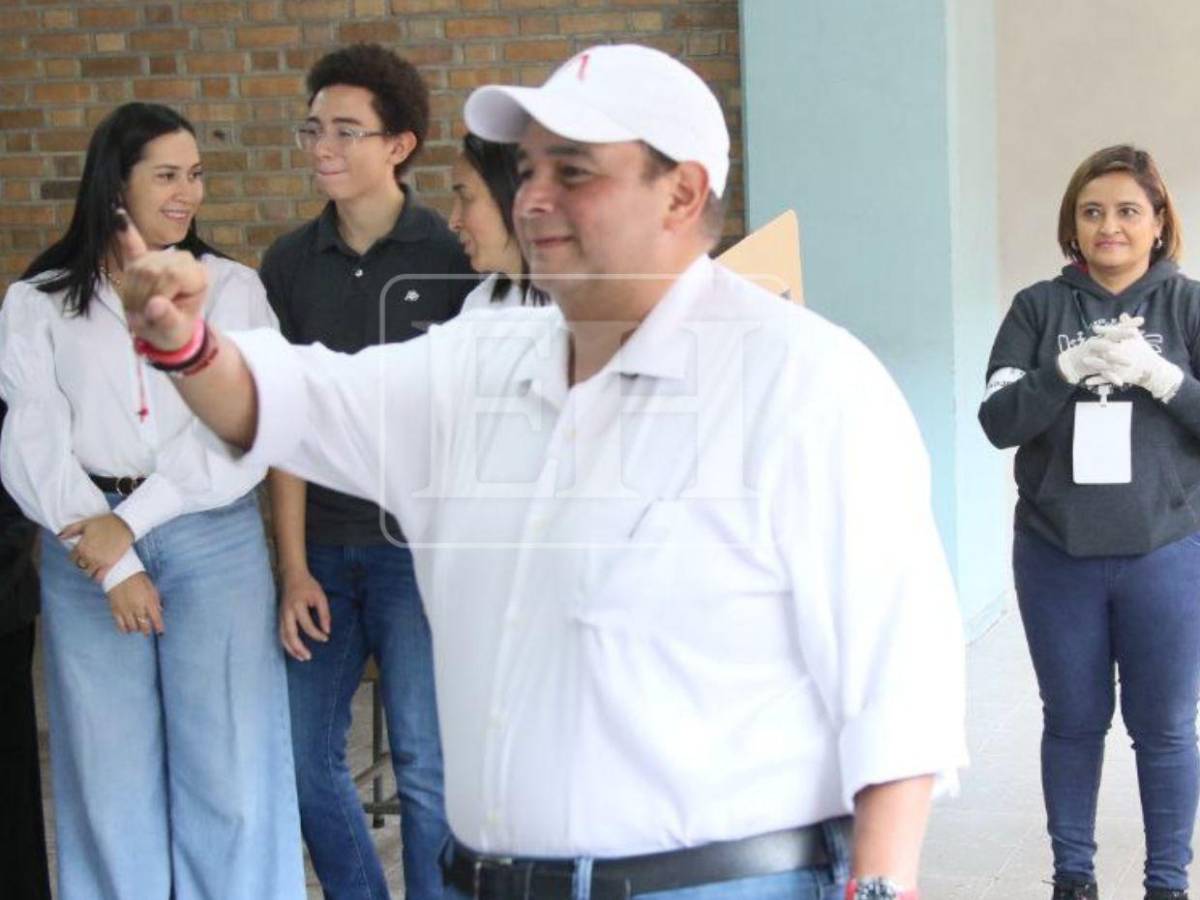 Jorge Aldana ejerce el sufragio y destaca normalidad en las urnas en el Distrito Central