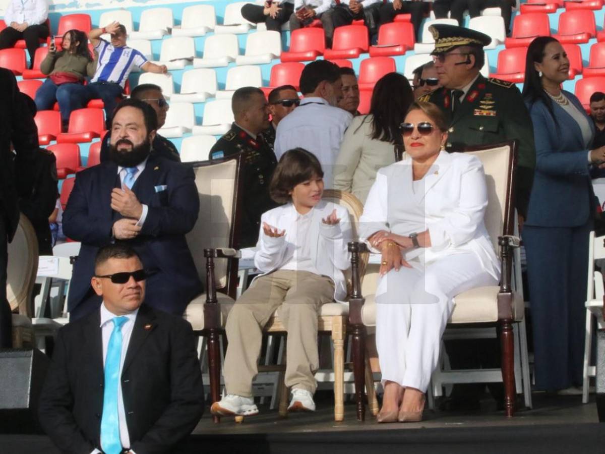 Elegancia y simplicidad, el toque en el atuendo de Xiomara Castro en desfiles patrios Honduras 2025