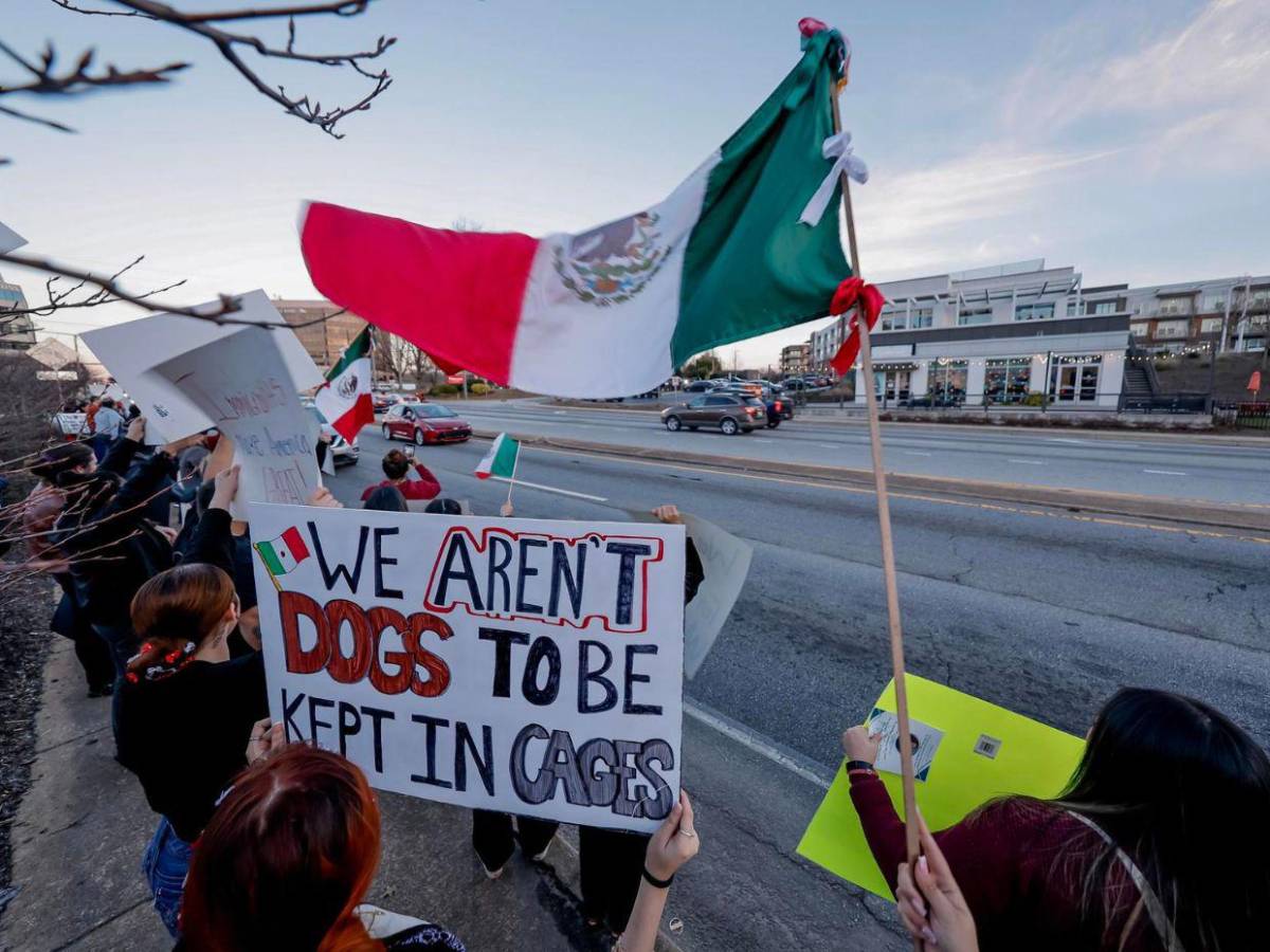 Miles de migrantes protestan contra redadas y deportaciones de Donald Trump