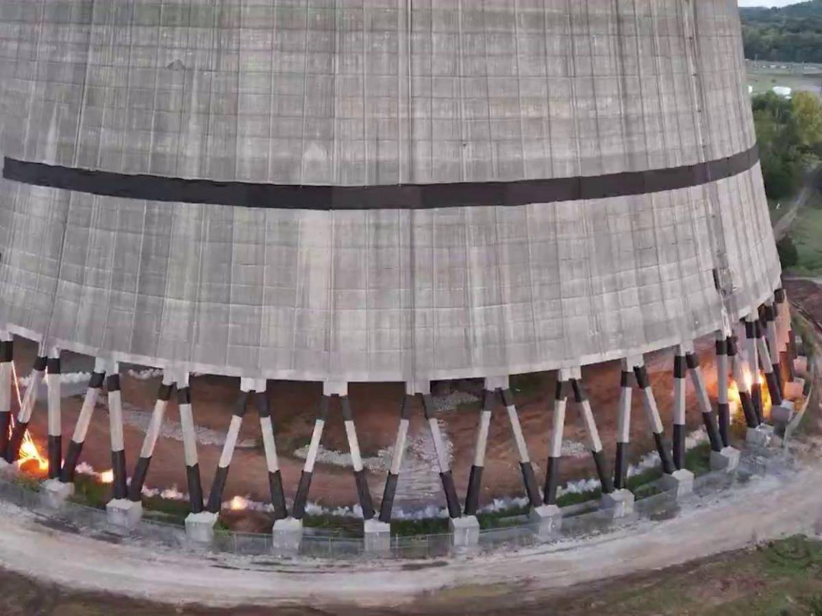 En segundos derriban la torre de la fallida planta nuclear de Hartsville, Tennessee